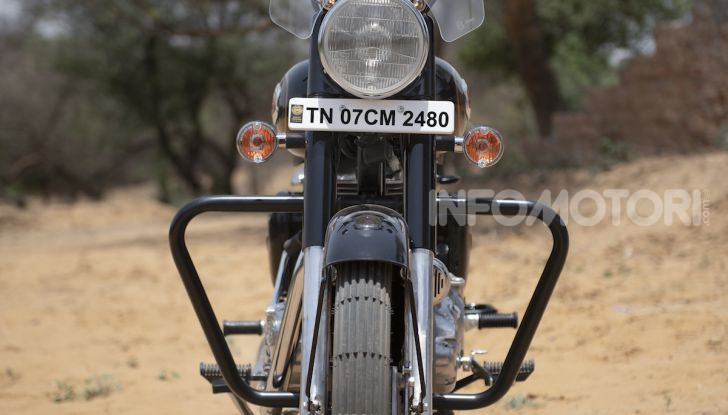 Royal Enfield porta a EICMA tradizone e passione per il custom - Foto 12 di 17