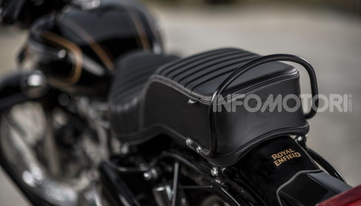 Royal Enfield porta a EICMA tradizone e passione per il custom - Foto 2 di 17