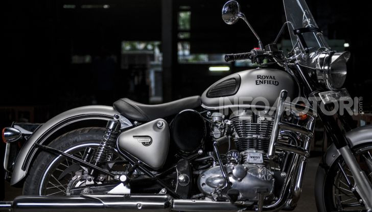 Royal Enfield porta a EICMA tradizone e passione per il custom - Foto 8 di 17
