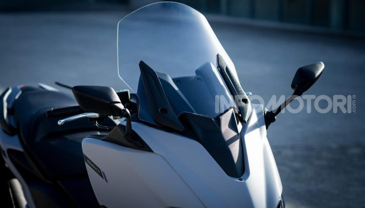 Video prova in anteprima Yamaha TMAX 560 2020, è maggiorenne ma continua a crescere - Foto 8 di 83