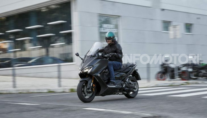 Video prova in anteprima Yamaha TMAX 560 2020, è maggiorenne ma continua a crescere - Foto 51 di 83
