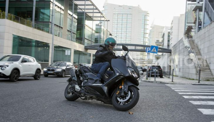 Video prova in anteprima Yamaha TMAX 560 2020, è maggiorenne ma continua a crescere - Foto 55 di 83