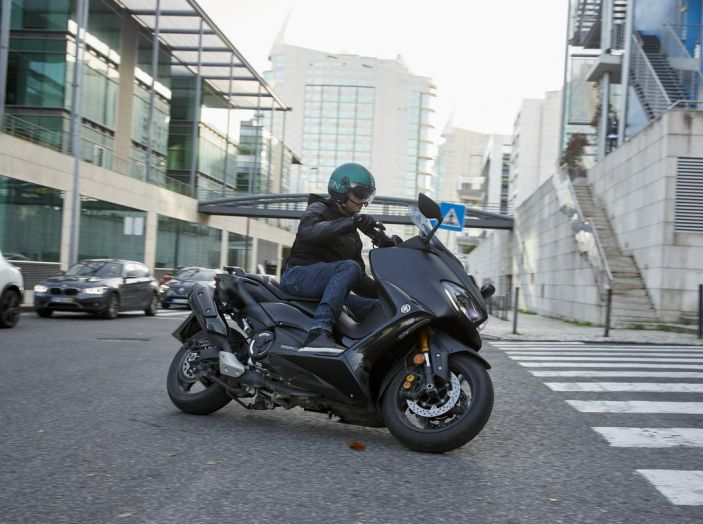 Video prova in anteprima Yamaha TMAX 560 2020, è maggiorenne ma continua a  crescere - Infomotori