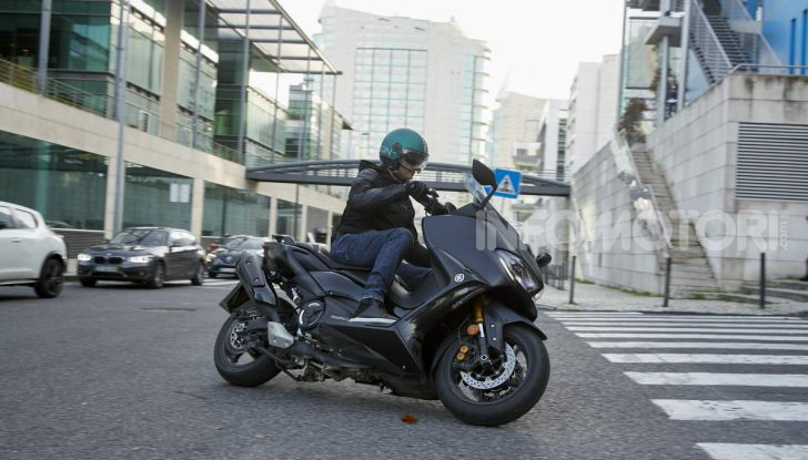 Video prova in anteprima Yamaha TMAX 560 2020, è maggiorenne ma continua a crescere - Foto 56 di 83