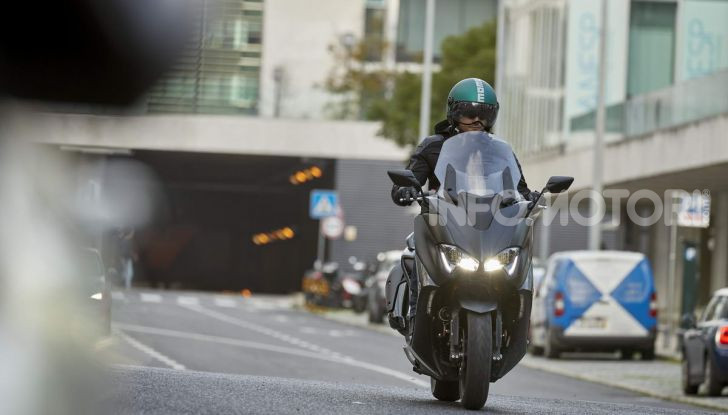Video prova in anteprima Yamaha TMAX 560 2020, è maggiorenne ma continua a crescere - Foto 58 di 83
