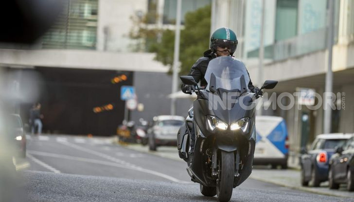 Video prova in anteprima Yamaha TMAX 560 2020, è maggiorenne ma continua a crescere - Foto 59 di 83