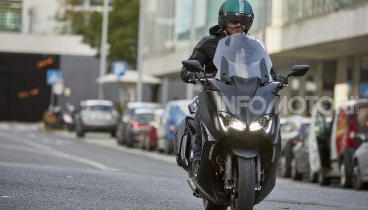 Video prova in anteprima Yamaha TMAX 560 2020, è maggiorenne ma continua a crescere - Foto 60 di 83