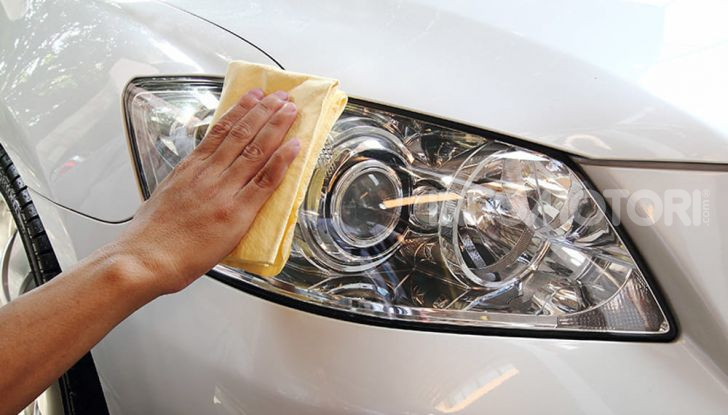Fari auto ingialliti: come farli tornare a splendere - Foto 2 di 10