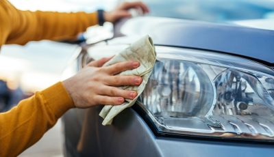 Fari auto ingialliti: come farli tornare a splendere