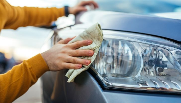 Pulizia fari auto opacizzati