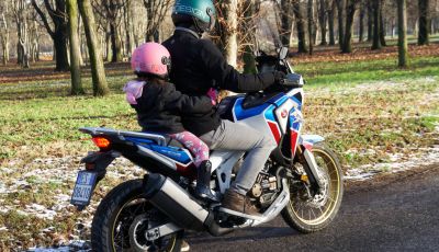Bambini in moto e scooter, tutte le regole ed a quanti anni si può iniziare