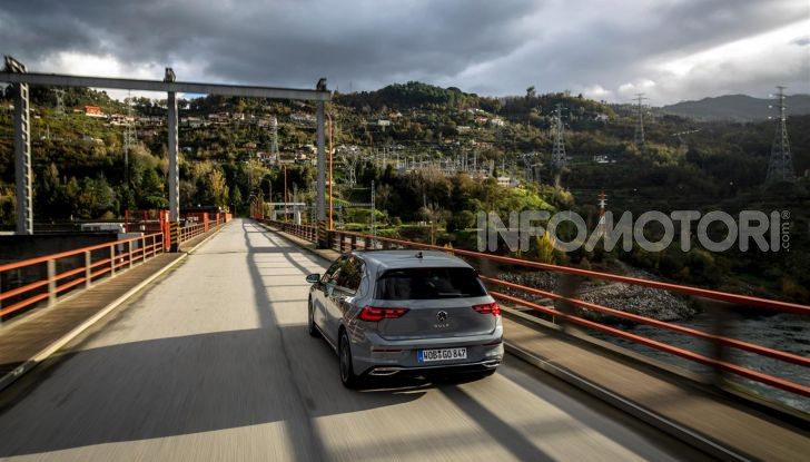 Nuova Volkswagen Golf 8: prova su strada, motori e prezzi - Foto 10 di 22