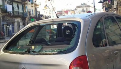 L’ultima follia di Capodanno: lanciare i petardi contro le auto