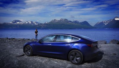 Una Tesla Model 3 a Capo Nord per testare la batteria