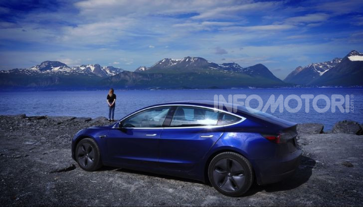 Una Tesla Model 3 a Capo Nord per testare la batteria - Foto 1 di 9