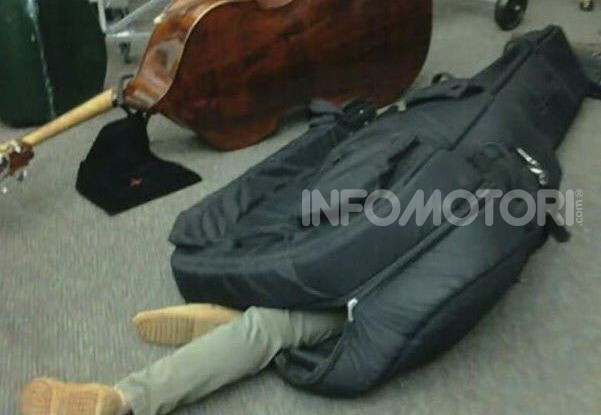 La #CarlosGhosnChallenge: entra nelle custodie di strumenti musicali come Ghosn! - Foto 6 di 13