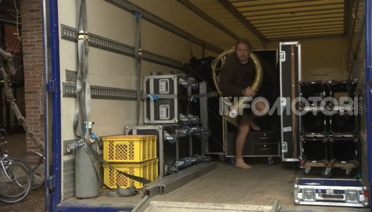 La #CarlosGhosnChallenge: entra nelle custodie di strumenti musicali come Ghosn! - Foto 3 di 13