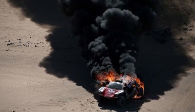 Dakar 2020: in fiamme il buggy elettrico di Romain Dumas