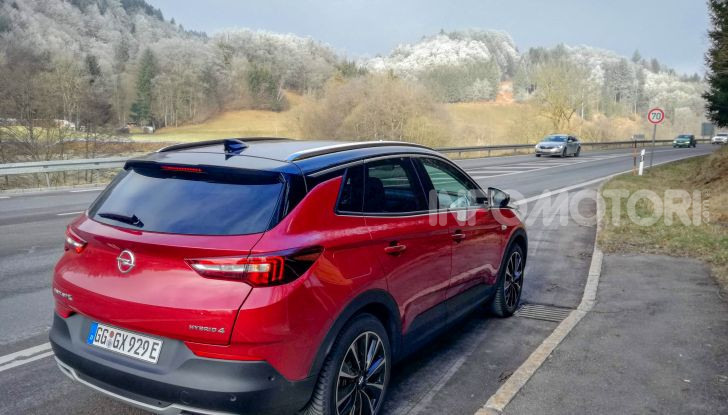 Prova Opel Grandland X Hybrid4, il SUV ecologico per andare ovunque - Foto 3 di 15