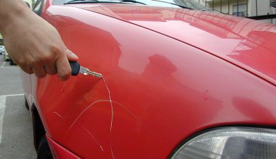 Striscia oltre 600 auto per divertimento, fermato tedesco