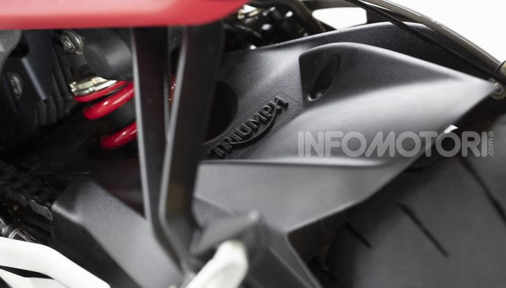 Triumph Street Triple R 2020: aggressiva nelle prestazioni e nel prezzo - Foto 10 di 15