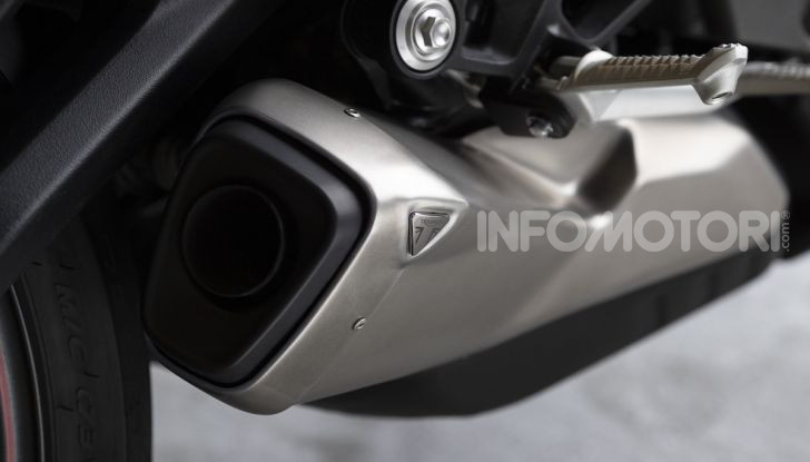 Triumph Street Triple R 2020: aggressiva nelle prestazioni e nel prezzo - Foto 13 di 15