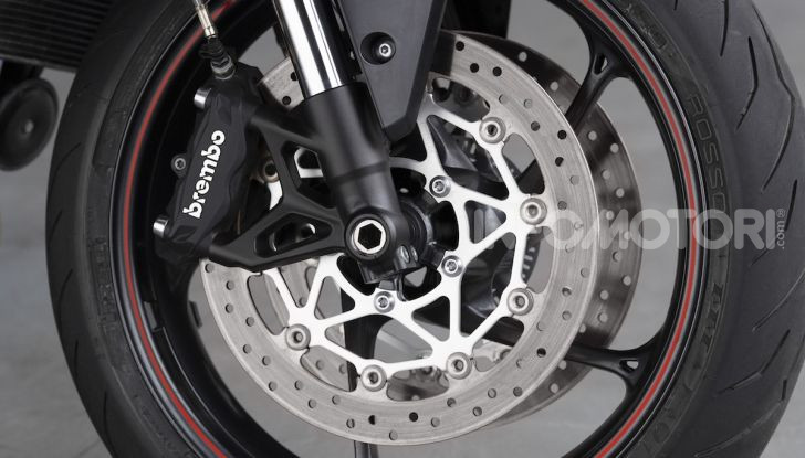 Triumph Street Triple R 2020: aggressiva nelle prestazioni e nel prezzo - Foto 14 di 15