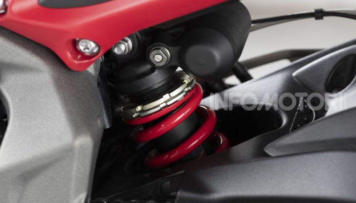 Triumph Street Triple R 2020: aggressiva nelle prestazioni e nel prezzo - Foto 8 di 15