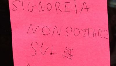 A Napoli arrivano le multe dei bambini con i Post-it