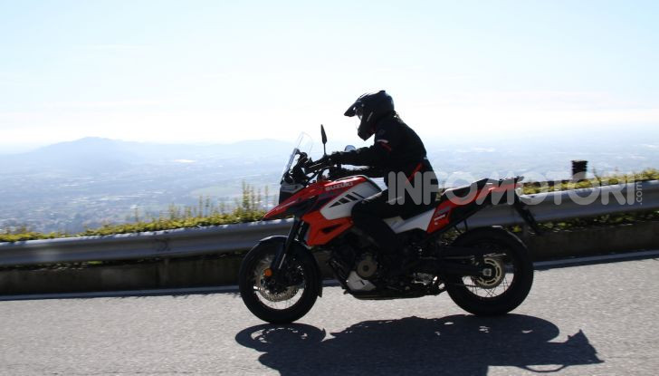 Test Ride Suzuki V-Strom 1050XT: la crossover che ama l’asfalto e non disdegna l’off-road - Foto 1 di 42