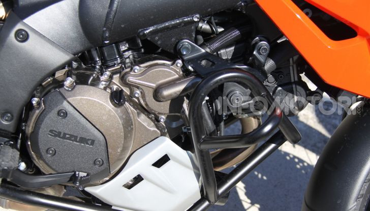 Test Ride Suzuki V-Strom 1050XT: la crossover che ama l’asfalto e non disdegna l’off-road - Foto 10 di 42