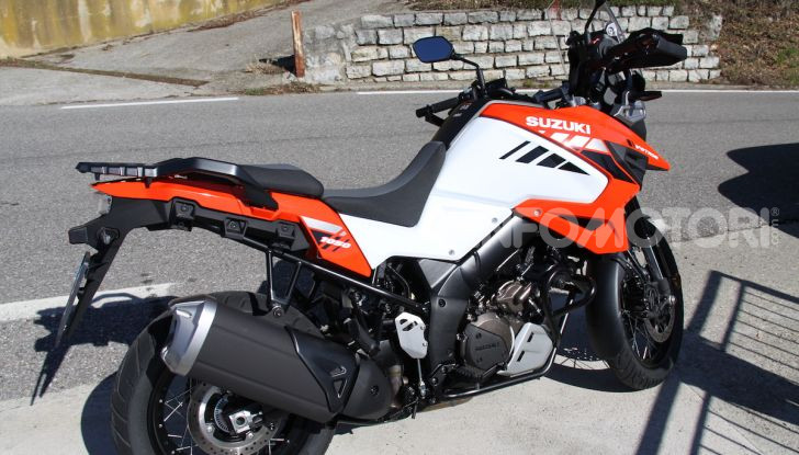 Test Ride Suzuki V-Strom 1050XT: la crossover che ama l’asfalto e non disdegna l’off-road - Foto 12 di 42