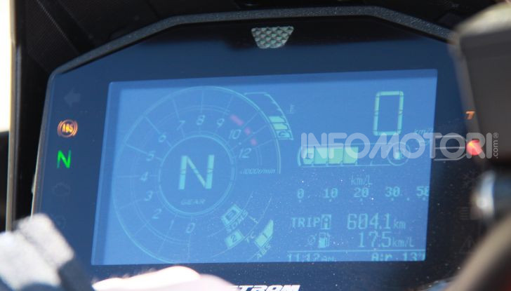 Test Ride Suzuki V-Strom 1050XT: la crossover che ama l’asfalto e non disdegna l’off-road - Foto 13 di 42