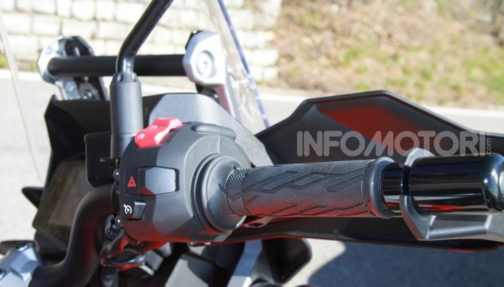 Test Ride Suzuki V-Strom 1050XT: la crossover che ama l’asfalto e non disdegna l’off-road - Foto 14 di 42