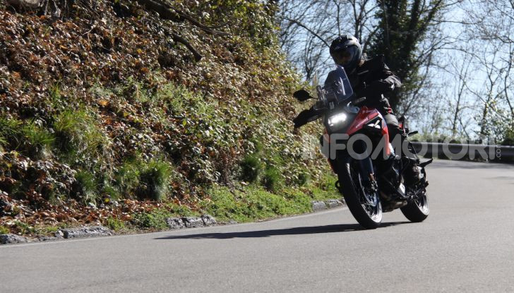 Test Ride Suzuki V-Strom 1050XT: la crossover che ama l’asfalto e non disdegna l’off-road - Foto 16 di 42