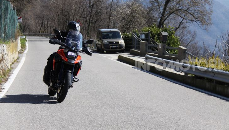 Test Ride Suzuki V-Strom 1050XT: la crossover che ama l’asfalto e non disdegna l’off-road - Foto 2 di 42