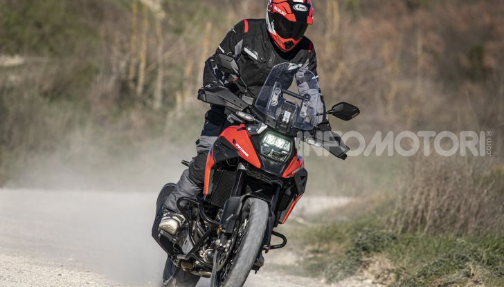 Test Ride Suzuki V-Strom 1050XT: la crossover che ama l’asfalto e non disdegna l’off-road - Foto 29 di 42