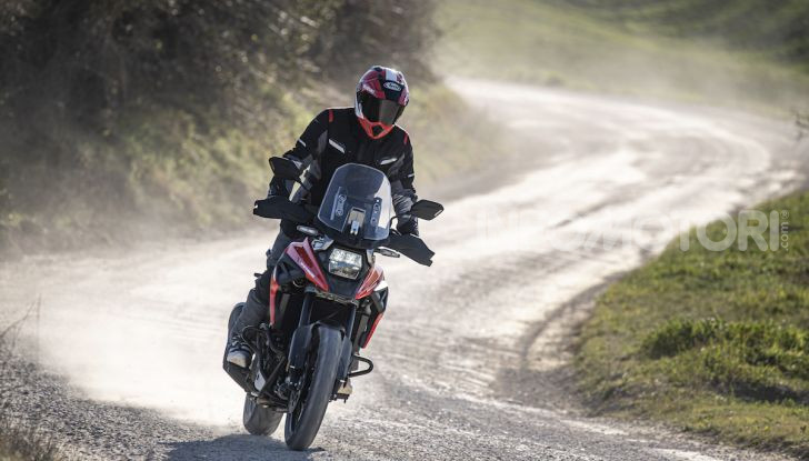 Test Ride Suzuki V-Strom 1050XT: la crossover che ama l’asfalto e non disdegna l’off-road - Foto 30 di 42