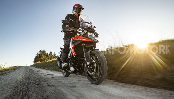 Test Ride Suzuki V-Strom 1050XT: la crossover che ama l’asfalto e non disdegna l’off-road - Foto 32 di 42