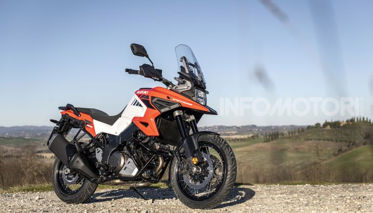 Test Ride Suzuki V-Strom 1050XT: la crossover che ama l’asfalto e non disdegna l’off-road - Foto 35 di 42