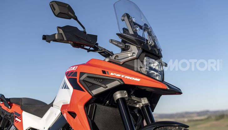 Test Ride Suzuki V-Strom 1050XT: la crossover che ama l’asfalto e non disdegna l’off-road - Foto 36 di 42