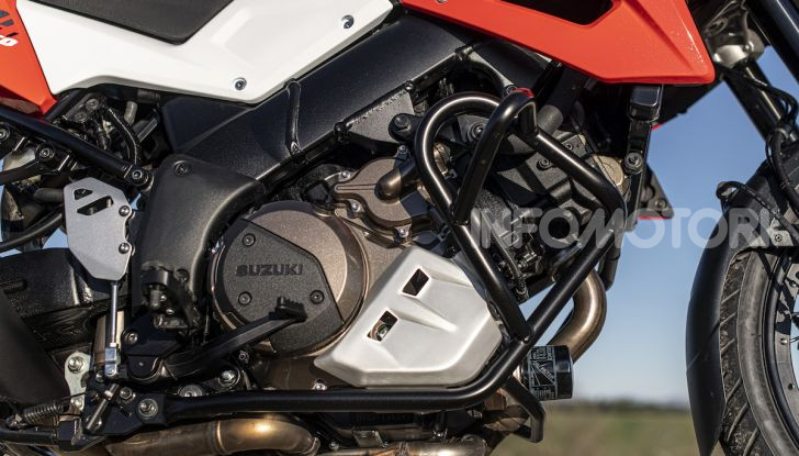 Test Ride Suzuki V-Strom 1050XT: la crossover che ama l’asfalto e non disdegna l’off-road - Foto 37 di 42
