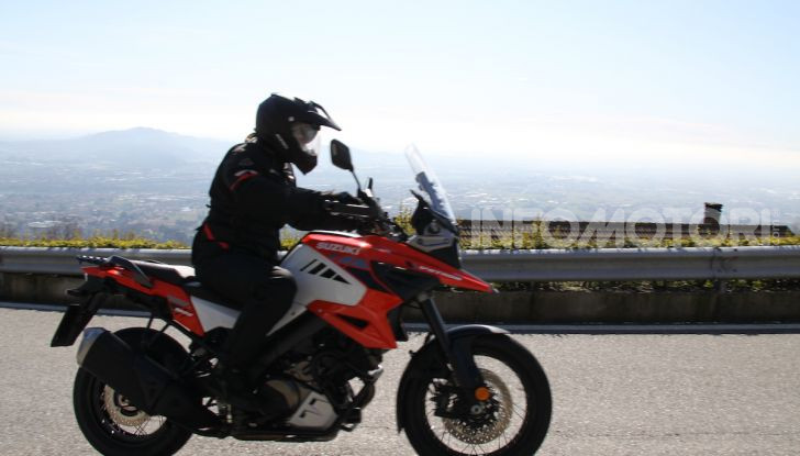 Test Ride Suzuki V-Strom 1050XT: la crossover che ama l’asfalto e non disdegna l’off-road - Foto 4 di 42