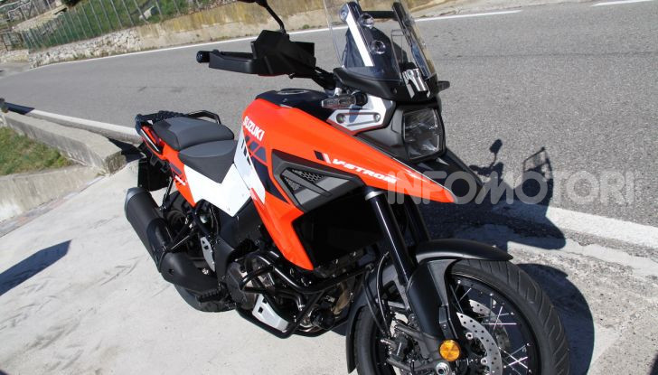 Test Ride Suzuki V-Strom 1050XT: la crossover che ama l’asfalto e non disdegna l’off-road - Foto 8 di 42