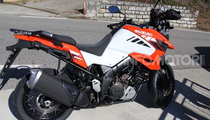 Test Ride Suzuki V-Strom 1050XT: la crossover che ama l’asfalto e non disdegna l’off-road - Foto 9 di 42