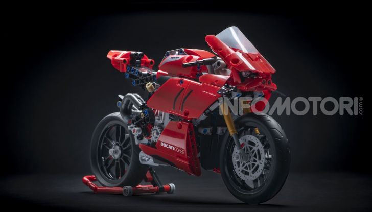 Ducati Panigale V4 R by LEGO Technic: 646 mattoncini di passione - Foto 1 di 9