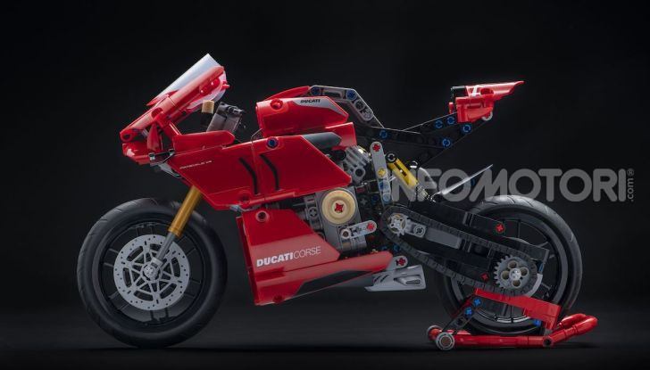 Ducati Panigale V4 R by LEGO Technic: 646 mattoncini di passione - Foto 8 di 9