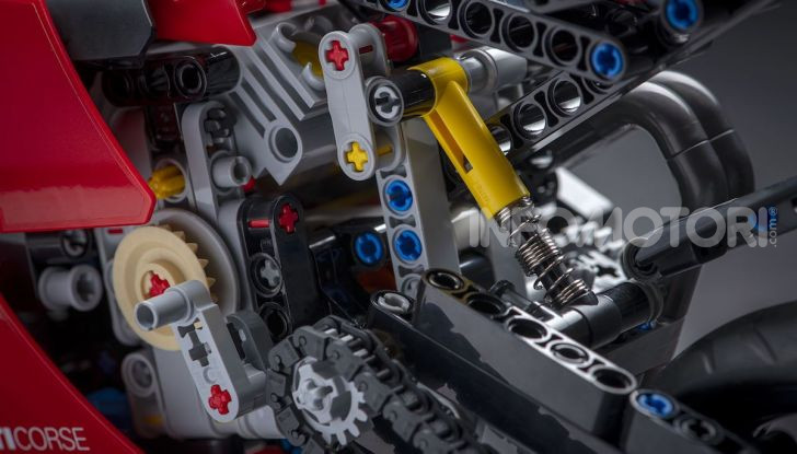 Ducati Panigale V4 R by LEGO Technic: 646 mattoncini di passione - Foto 9 di 9