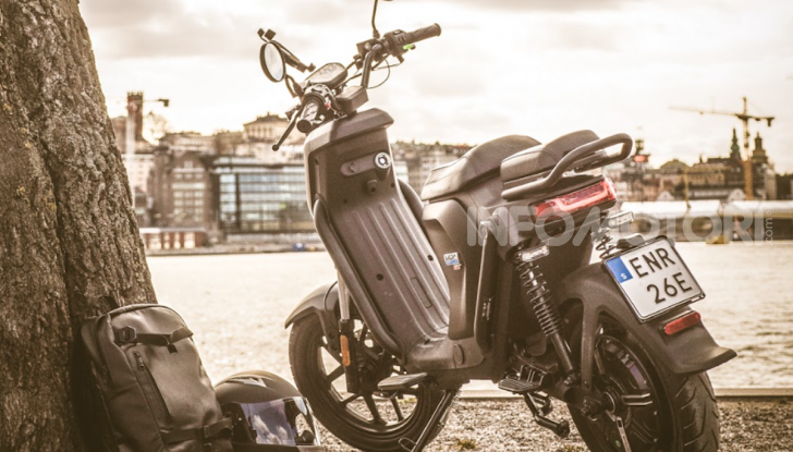 Ascoltare musica con l’interfono: pratica accettata o pericolosa? - Foto 7 di 19