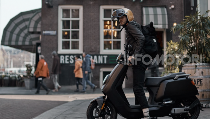 Ascoltare musica con l’interfono: pratica accettata o pericolosa? - Foto 8 di 19